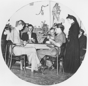 876600 Afbeelding van een kaartavond voor vaders in een zaaltje van het St. Franciscushuis (Oudegracht 23) in Wijk C te ...